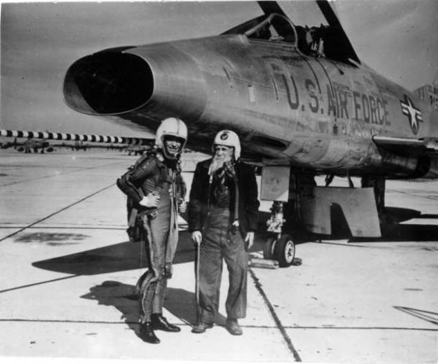                                                                  1859 do�umlu, eski Konfederasyon( Amerika Konfederasyon Eyaletleri) askeri Billy Lundy, F-86 jet u�a�� �n�nde poz verirken, 1955.    