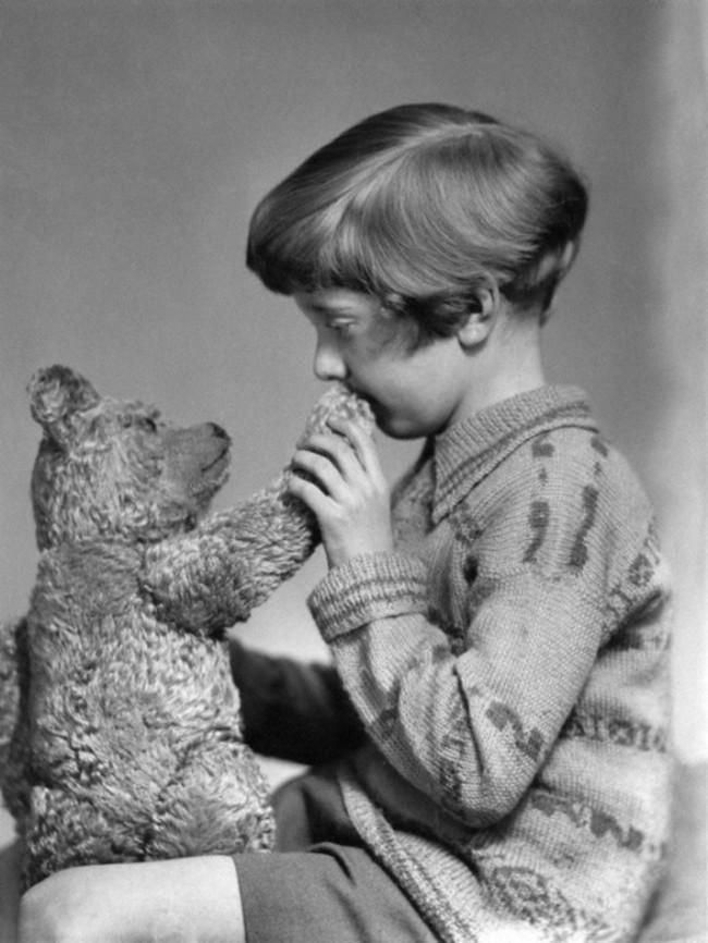                                                                  Ger�ek Winnie the Pooh ve Christopher Robin, 1928.    