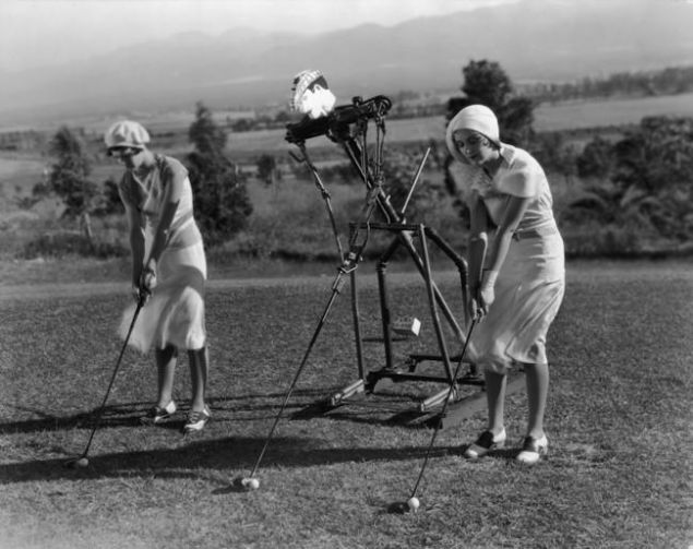                                                                  Robottan e�itim alarak golf yeteneklerini geli�tiren iki kad�n, 1925.    