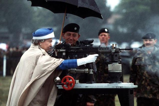                                                                  Krali�e 2. Elizabeth, �ngiliz sava� silah� L85'i ate�lerken. Surrey, �ngiltere, 1993.    