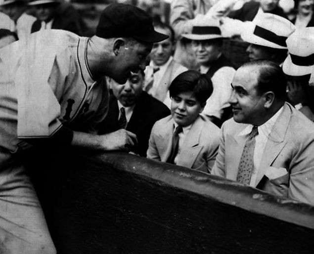                                                                  Cubs tak�m�n�n yakalay�c�s� Gabby Hartnett, Al Capone'un o�lu Sonny Capone i�in bir beyzbol �ark�s� s�ylerken, 1931.    