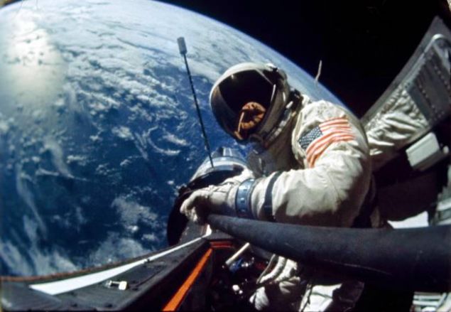                                                                  Astronot Edwin E. Aldrin, 12. �kizler Tak�m Y�ld�z� �zerinden, uzayda selfie �ekerken. Kas�m, 1966.    