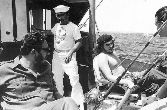                                                                  Che Guevara ve Fidel Castro bal�k tutarken, 1960.    