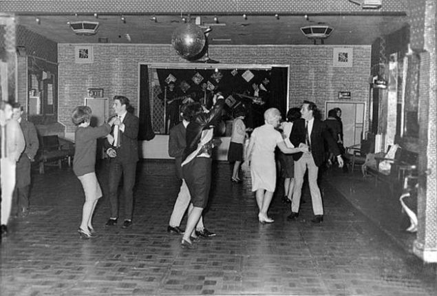                                                                  The Beatles, sahip oldu�u �ne kavu�madan bir sene �nce, Aldershot Club'ta 18 ki�iye �alarken, Aral�k 1961.    