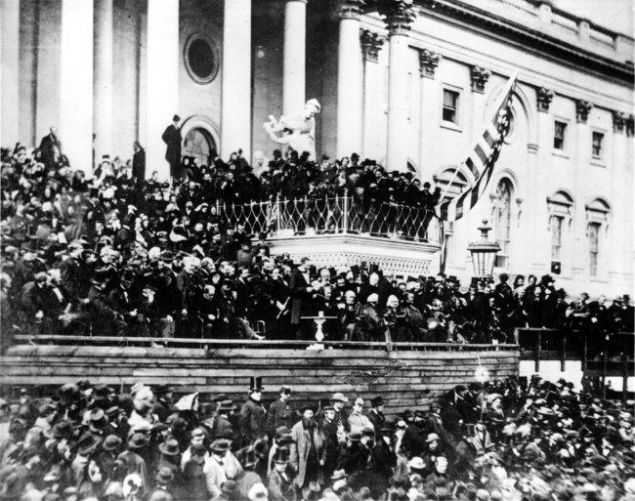                                                                  Abraham Lincoln'�n ikinci a��l�� konu�mas�yla ilgili bilinen tek foto�raf�. 4 Mart 1865.    