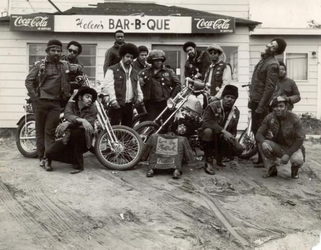                                                                  The East Bay Dragons, ilk siyahi motorsiklet grubu. Oakland, Kaliforniya, 1960.    