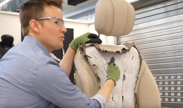                                                                 Koltuun srt ksmndan koltua yumuaklk salayan pamuk kaplama kyor. Tabii ki babamzn merak durmak bilmiyor.                                                       