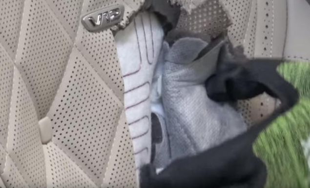                                                                 YouTuber baba, arabann iinde kesip bime ilemi zor olacandan arabadan koltuu skmeye karar veriyor.                                                        