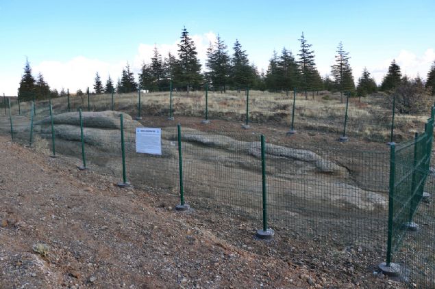                                                                 Yre halk tarafndan bir efsaneye konu edilen tan zamanla tahrip olmas ve zerinin toprakla rtlmesi zerine evresini temizleyerek koruma altna aldklarn ifade eden Atc, yle konutu:                                                          