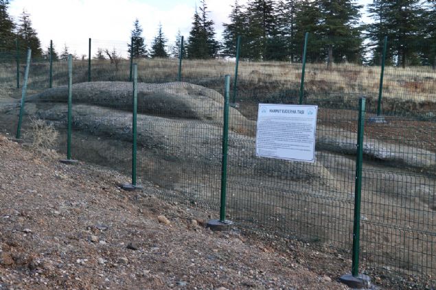                                                                 'Ejderha Ta doal kaya olmas sebebiyle yllardr yerinde mevcut duruyordu fakat zerinde ok ciddi bir ekilde topran ylmas ve bugne kadar koruma altna alnmamas sebebiyle yok olmaya yz tutmutu. Elaz Belediyesi olarak unutulan szl kltrmzden bir nebze de olsa istifade edebilmemiz iin hemen evresinde bir dzenleme almas yaptk. zerindeki dolgu topra tamamen aldk, Ejderha Ta'n grnr hale getirdik.'                                                          