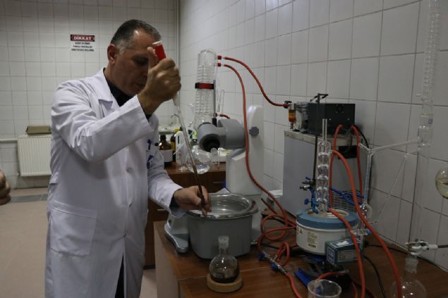                                                                 Ses dalgalarn ve mikro dalga enerjisini de geleneksel yntemlere uygulayarak birden ok zc sisteminde verimi artrmaya altklarn anlatan Battalolu, 'Bunun sonucunda en uygun ayrma sistemini gelitirdik. zcler deitirilerek, daha uygun zcler kullanlarak, zclerin birbirleriyle olan ilikileri dikkate alnarak, daha az zcyle ve 8 saat srebilecek analiz sresini 10 dakikaya drdk. Zamandan ve zcden tasarruf ederek daha yksek verime ulam olduk. Bu yntem, aslnda gelitirmi olduumuz bir yenilik.' ifadelerini kulland.                                                          