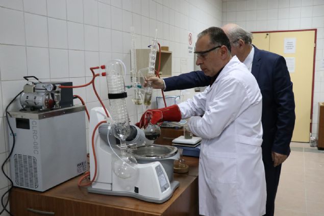                                                                 lk, bir kayatan hem sentetik petrol elde edilmesi hem de elde edilen kilin kanser ilac yapmnda kullanlmas srasnda geriye hi atk kalmadn da szlerine ekledi.                                                        