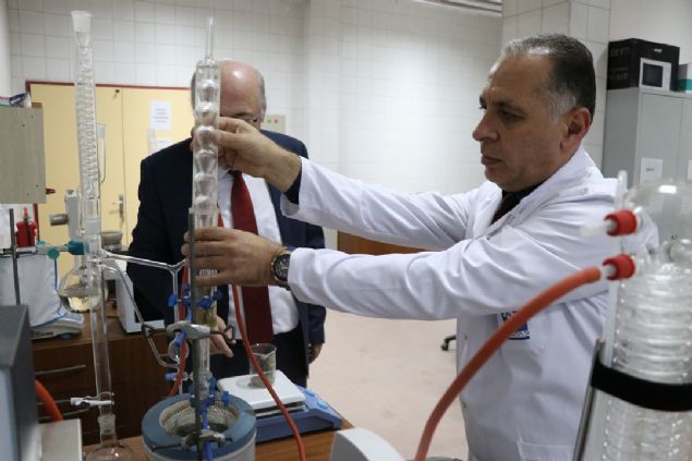                                                                 ener, 'Literatrdeki bilgilerimize gre Trkiye'deki bitml eyl kayalarndan elde edilecek petrol miktar aa yukar 500 milyon ton hesaplara gre. Yllk 42 milyon ton petrol ithalatn dnrsek, 12 yllk petrol ihtiyacmz karlayabilecek bir rakam. Ancak bu verdiim rakamlar, klasik yntemlerle elde edilen petrol. Bizim projemizde mikrodalga ve ultrasonik dalga almalarmz var. Eski almalarda yzde 10 olarak elde ettiimiz petrol verimi bu almalarda yzde 25'e kadar kabiliyor. Dolaysyla ekonomik olma olasln daha da artrm oluyoruz.' diye konutu.                                                          