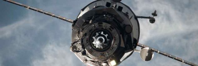                                                                 LK KADIN TAYKONOT  <br><br>  Bu misyonda grev komutan olarak yer alan Cing Haypng, mrettebat Liu Vang ve ilk kadn taykonot Liu Yang, ncou-9 uzay aracndan Tiengong-1 modlne geti.    Bu misyon, inin uzay istasyonu kurmak iin kilit neme sahip olan yrngeye insan ve kargo ulatrabilme kapasitesine ulatn gsteriyordu.                                                          