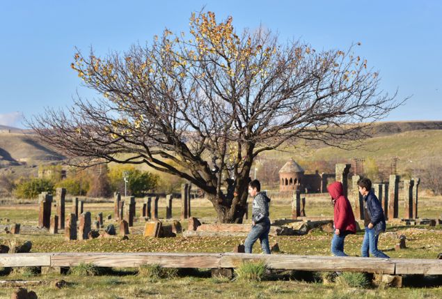                                                                 stanbuldan gelerek Ahlat Seluklu Mezarln fotoraflayan fotoraf sanats Abdullah Tezer, Trkiyenin eitli ehirlerini gezip fotoraflyorum. Ahlat ve Seluklu Mezarln ok merak ediyordum. Nasip oldu, Ahlata da geldim. Gerekten bin yl ncesinden buraya kadar tanm olmas ve mezarln bu kadar byk olmas, tarihi dokunun korunmas, mezar talarndaki ince iilik beni ok etkiledi. Gnmze kadar korunmu olmasndan ziyade bundan sonra da korunmas ve ileriki nesillere tanmasn temenni ediyorum. Herkesin de gelip grmesini tavsiye ediyorum dedi.                                                        