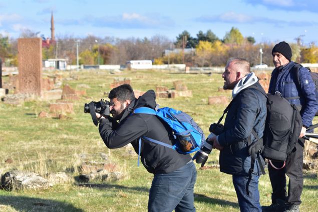                                                                 Yerli ve yabanc turistlerin yan sra gezgin ve fotoraf sanatlarnn da urak mekan olan Ahlat Seluklu Meydan Mezarl byk ilgi gryor. Mezarl ziyaret eden fotoraf sanatlar, sosyal medya zerinden ektikleri fotoraflar paylaarak ilenin tantmna da katk salyor.                                                        