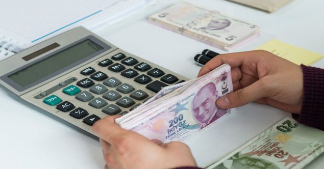                                                                 Ei almayan ocuksuz memura, 251 lira deniyor. 0-06 ya her ocuk iin 58 lira, 6 ya st ocuk iin ise 29 lira veriliyor. ki ocuklu ei almayan memura toplamda aylk 367 lira aile yardm destei veriliyor.                                                            