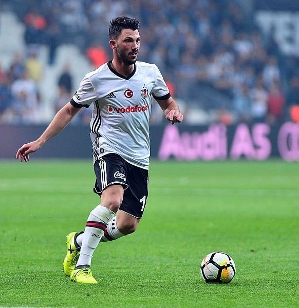                                                                 TOLGAY ARSLAN  <br><br>  Senelerdir orta sahada yaratc oyuncu eksii eken Fenerbahe, ezeli rakibi Beikta'ta kadro d kalan Tolgay Arslan'la bu sorunu zebilir. Fenerbahe'de kadro d kalan Ozan Tufan ise bu transferin bir dier aktr olabilir.                                                           
