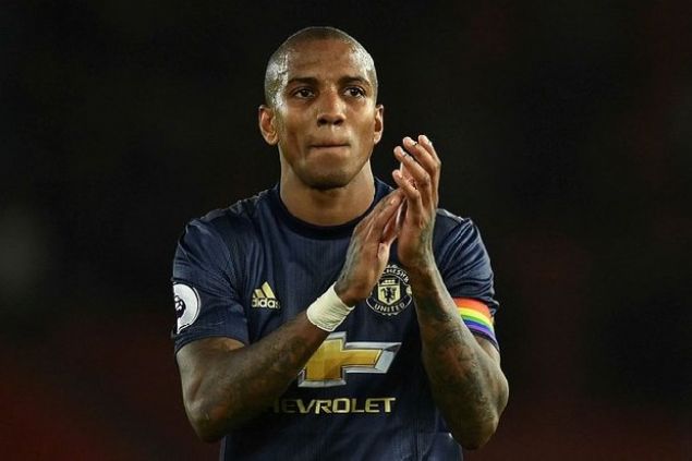                                                                 ASHLEY YOUNG  <br><br>  Kariyerinin balarnda sol akken son yllarda sa beke ynelen Young, 33 yanda olmasna ramen kondisyonundan bir ey kaybetmedi. Sezon sonunda szlemesi bitecek olan Young, Fenerbahe'ye gelmesi halinde Eboue'nin Galatasaray'da yaratt etkiyi yaratabilir.                                                           
