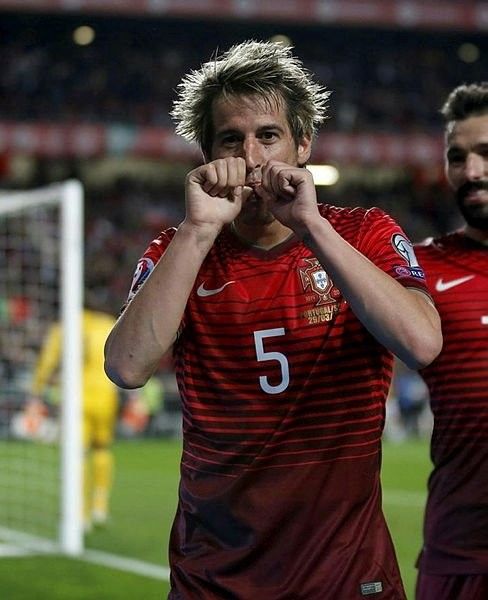                                                                 FABIO COENTRAO  <br><br>  Getiimiz transfer dneminde de sar lacivertlilerle ismi anlan tecrbeli sol bek, Rio Ave'nin yolunu tutmutu. Sar lacivertliler, devre arasnda bu transferi gerekletirmesi halinde Portekizli futbolcudan sol kanat olarak da faydalanabilir.                                                           