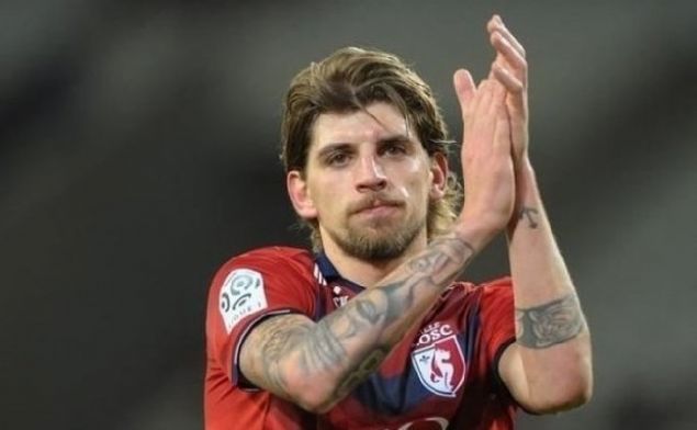                                                                 XEKA  <br><br>  Benzia'nn performansndan memnun olmayan Fenerbahe, oyuncuyu devre arasnda Lille'e geri gnderebilir, hem de Xeka'y kiralama karlnda.                                                           