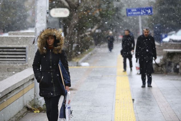                                                                 ANKARA'DA KAR BASTIRDI : Bu grntleri Anadolu Ajans bu sabah bakentte ekti. Erken saatlerde bastran kar ya Ankara'da kesintisiz olarak olarak 3 gn devam edecek. Cuma gn kar ya sulu kara evirecek.                                                        