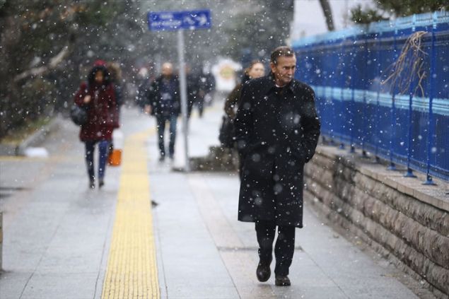                                                                 Meteorolojinin hafta banda uyarsn verdii youn kar ya bir ok ilde hayat etkilemeye balad.  Anadolu'da etkili olmaya balayan kar ya stanbul'da da srpriz yapt. 3 gn srecek olan kar ya 30'dan fazla ili etkiliyor. Ankara'da sabah saatlerinde bastran kar ya artarak devam ederken bir ok ilden yollarn kapandna dair ajanslara haberler dmeye balad. te meteorolojinin yaynlad son hava durumu tahmini ve kar ya altndaki illerde son durum:                                                       