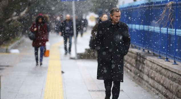                                                                 VAN'DA YOLLAR KAPANDI : Van 'da dn akamdan beri etkili olan kar nedeniyle Bakale, Muradiye ve Bahesaray ilelerinde 26 mahalle ile 76 kyn yolu kapand. Belediye ekipleri de kent merkezinde yollarn kardan kapanmamas iin alyor.                                                        