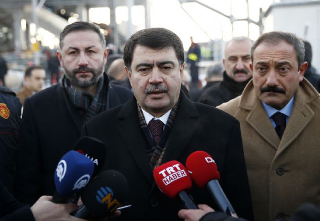 Bakan Turhan: 3' makinist 9 vatandamz hayatn kaybetmitir Olayn ardndan Ulatrma ve Altyap Bakan Cahit Turhan, olay yerine giderek kaza blgesinde inceleme yapt. Bakan Turhan, incelemelerin ardndan yapt aklamada, '3' makinist olmak zere toplam 9 vatandamz hayatn kaybetmitir. 47 vatandamz da tedavi grmektedir.' dedi.                                            