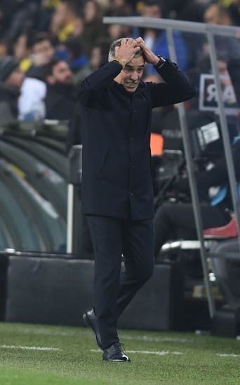                                                                 'Fenerbah�e mevcut kadrosunu g��lendirebilecek duruma sahiptir'  <br><br>  Sezonun ikinci yar�s�n� i�aret eden ve devre aras�nda s�k� bir plan uygulayacaklar�n� aktaran 56 ya��ndaki teknik adam, �u a��klamalar� yapt�:      'Fenerbah�e'nin hedefleri, hedeflediklerinden daha b�y�k bir camiay�z. Hedefler i�in yola ��kt�k. Bu hedeflerimizi ger�ekle�tirece�iz. Elimizde bir kadro var ve verimli kullanmal�y�z. �u an k�sa bir s�re var. Plan�m var ve bu oyunu oynamak i�in zamana ihtiyac�m var. Bu plan� da ilerleyen zamanda alaca��m. Ayr�ca Fenerbah�e mevcut kadrosunu g��lendirebilecek duruma sahiptir. �nceli�imiz tak�ma kazanma istikrar�n� getirmek...'                                                        