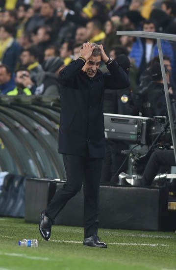                                                                 Fenerbah�e Teknik Direkt�r� Ersun Yanal, ma��n ilk yar�s�yla ikinci yar�s� aras�nda fark oldu�unu belirtti. Yanal, '�ok iyi bir ba�lang��. Herkesi umutland�ran bir oyun. �lk yar�n�n son b�l�mlerinde d��en bir oyun vard�. 70'e 30 bir oyun vard�. Pozisyonlar ve goller olan bir oyun. �kinci yar� rakibin biraz daha �st�n oldu�u oyun. Ama yine de pozisyonlar vard�. 2-0 �ne ge�ti�imiz ma�ta bu gol� yemeyecektik.' dedi.                                                        