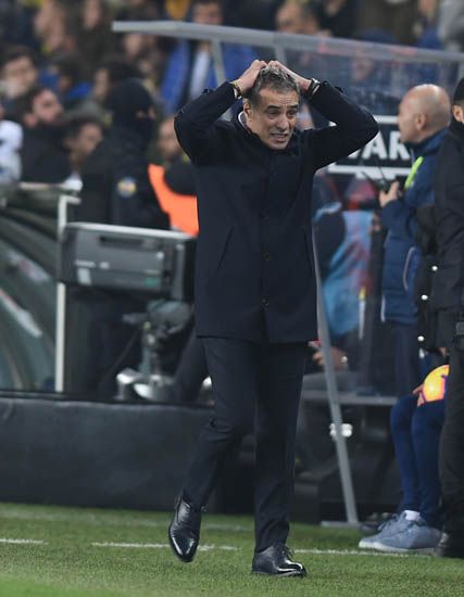                                                                 '1 haftada �imdi 2 ma� var. Futbol ofansif oynanacaksa, bu oyunu oynayan kritik oyuncular var. Bu oyuncular�n performans�n� y�kseltmeliyiz. Benim oynataca��m oyun i�in altyap� haz�rlamal�y�z, kolay de�il, yava� yava� gidecek. Fenerbah�e farkl� bir g�r�nt� �izecek ve herkesi mutlu edecek. S�rece ihtiya� var, bu da kamp s�reci var. Zaten devre aras� var. Oynad�k�a bu olacak. T�rkiye Kupas�, lig ve Avrupa var. Sakat ve cezal�lar kat�lacak. Devre aras�nda plananlarla farkl� bir Fenerbah�e'yi ikinci b�l�mde izleyece�iz. Bahanelerle u�ra�m�yoruz. Ge�mi� bitti, kapatt�k. Bu s�reci y�netmeye �al���yoruz. Fenerbah�e taraftarlar�n�n umutlar�n� bo�a ��karmayaca��z. �stedikleri Fenerbah�e'yi izletmek i�in �abalayaca��z.'                                                        