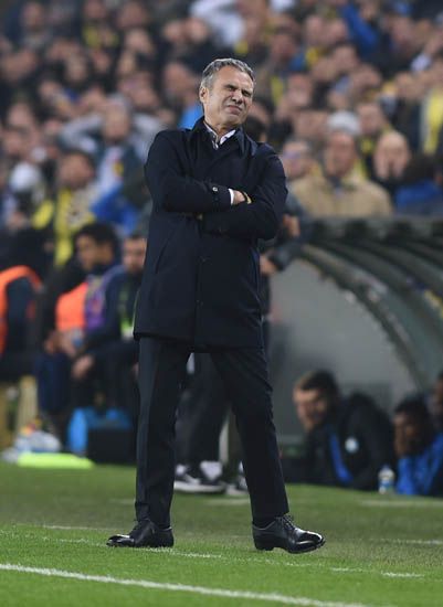                                                                 Ancak ikinci yar�da temposu d��en Fenerbah�e, Erzurumspor'un gollerine engel olamad�. Kar��la�ma 2-2 sona ererken Ersun Yanal do�um g�n�nde adeta y�k�ld�.                                                        