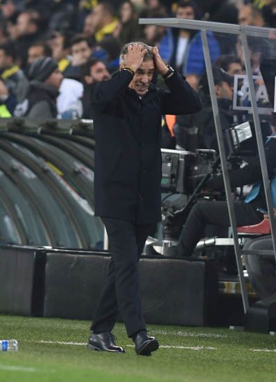                                                                 Zamanla her �eyi yola sokacaklar�n� kaydeden tecr�beli �al��t�r�c�, '�ncelikle tak�m�m�z�n istemesi ve kat�lmas� oyuna arzu etti�im bir havayd�. Sonucu alamad�k ama �abalar�n� kutlamal�y�z. Tak�m�n bir daha bu �ekilde ma�lar kaybetmeyece�i bahanesiyle ��kmayay�m. Bu tak�m�n her ma�� kazanmak isteyen bir tak�m olaca�� s�z�n� verece�im.' dedi.                                                        