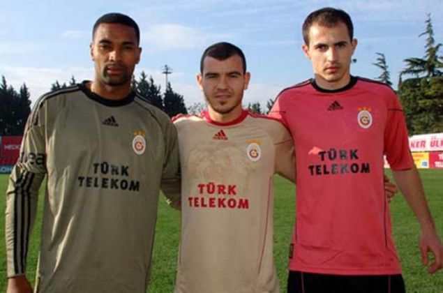                                                                 O sezon hsran yaayan dier takm Galatasaray'd. Lige kt balayan Cimbom, ilk yary 23 puanla 9. srada tamamlad. Beikta gibi Galatasaray da devre arasnda transfer lgnl yaad. Zapata, Yekta, Stancu, Culio ve Colin Kazm takma katld. Sonu? Galatasaray 2. yarda da 23 puan toplad. Sezon sonunda 46 puanla 8. srada yer alarak, tarihinin en kt derecelerinden birine imza att.                                                          