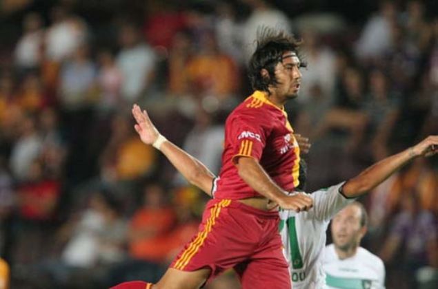                                                                 Servet etin ile ok iyi bir ikili oluturan Emre, milli takma kadar ykseldi. Galatasaray, gen oyuncunun ilk 11'de balad 15 mata sadece 8 gol yedi. Sar-krmzllar, sezon sonunda ampiyonlua ulat.                                                          