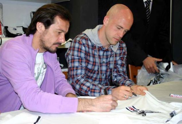                                                                 YUSUF & ERNST ORTAKLII AMPYONLUU GETRD<br><br>  Beikta, 2008/09 sezonunun 8. haftasnda Mustafa Denizli'yi takmn bana getirdi. Ligde ilk yar sona ererken Kara Kartal, lider Sivasspor'un 6 puan gerisinde 6. srada yer alyordu. Siyah-beyazl takm, devre arasnda Bursasporlu Yusuf imek'i Trabzonspor'un elinden son anda kapt. Erkan Zengin'i Hammbary'den kiralad. Son olarak da transfer dneminin bitimine 1 gn kala Schalke'den Fabian Ernst'i renklerine balad.                                                          