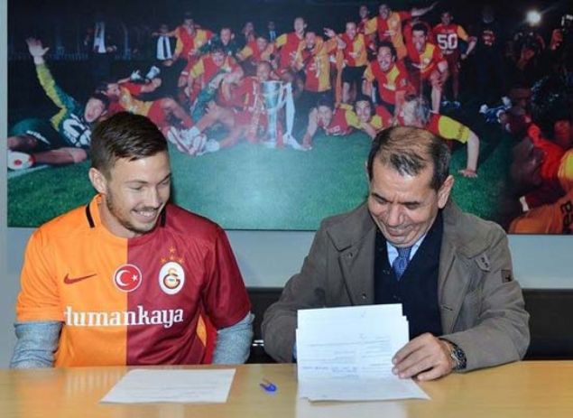                                                                 Sezon banda Van Persie, Nani gibi yldzlar kadrosuna katan Fenerbahe ise devre arasn sessiz geirdi. Kadroya kimse katlmad; problemli golc Emenike, West Ham'a kiraland. Kt bir sezon geiren Galatasaray ise Ryan Donk ve Martin Linnes'i transfer etti. Cimbom bu transferlerden beklediini bulamad, sezon sonu hsran oldu.                                                          