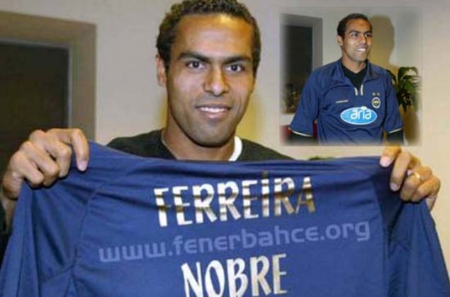                                                                 KMSENN TANIMADII BREZLYALI AMPYONLUU GETRD<br><br>  Beikta, 2003/2004 sezonunun ilk yarsn 2. sradaki Fenerbahe'nin 8 puan nnde tamamlad; biroklarna gre siyah-beyazllarn st ste 2. kez ampiyon olmas kesin gibiydi. Takipi durumundaki Kanarya, devre arasnda forvet hattna bir takviye yapmaya karar verdi. Dnyaca nl yldzlarn ad havada uuurken kimsenin tanmad bir Brezilyal kiraland: Marcio Nobre.                                                          