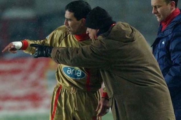                                                                 Hagi'den boalan 10 numaray doldurmak isteyen Cimbom, ezeli rakibinin eski yldzn  transfer edince Fenerbaheliler iin Haim Revivo, 'Hain' Revivo'ya dnt. lk manda Bursaspor karsnda 3 gol atnca, Revivo'nun Galatasaray'n arad oyuncu olduu dnld ancak devam gelmedi. Sar-krmzl formayla 13 maa daha kt, alar sarsamad; Ali Sami Yen Stad'ndaki maceras bylece sona erdi.                                                          