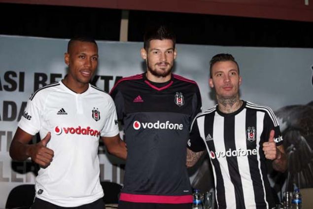                                                                 BEKTA SAVUNMA KRZN ZD<br><br>  Uzun yllar savunma problemi yaayan Beikta, ampiyonluk yar verdii 2015/2016 sezonunun devre arasnda bunu zmek iin nemli hamleler yapt. Hannover'den Marcelo'yu kiralayan Kara Kartal, Getafe'den Alexis Delgado'yu bonservisiyle kadrosuna katt. ki futbolcu da sezonun ikinci yarsnda baarl performanslaryla Beikta'n ampiyonluunda rol oynad. Siyah-beyazllar, Alexis ve Marcelo dnda Boyko ve Aras zbiliz'i de transfer etti.                                                          