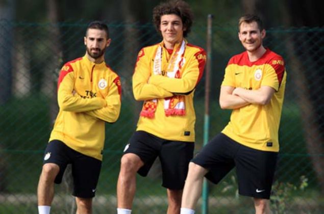                                                                 CMBOM'DA BYK HSRAN<br><br>  Son 2 sezonun ampiyonu Galatasaray, 2013/2014 sezonunun ilk yarsnda Fenerbahe'nin gerisinde kald. 17 haftada 8 puan fark yiyen Cimbom, kadroda radikal deiiklikler yapmaya karar verdi. Devre arasnda en by 25 yanda olan 9 futbolcu transfer edildi. Burdisso, Veysel, Ontivero, Koray, Ouzhan Kayar, Telles, Umut Gndoan, Salih ve Hajrovic'ten neredeyse hi verim alnamad. Haliyle lig sonunda puan tablosunda pozitif deiim grlmedi. Fenerbahe, Galatasaray'n 9 puan nnde ampiyonlua ulat.                                                          