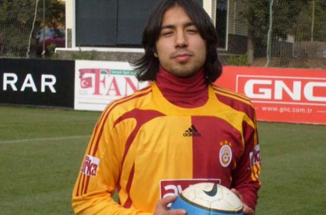                                                                BR SRPRZ,  FYASKO<br><br>  2007/2008 ara transfer dnemi 3 Bykler adna grltsz geti. Byk transferler gereklemedi ancak bir Trk futbolcu, Galatasaray'a ampiyonluk yrynde byk katk salad. Cimbom, Song'un Afrika Kupas'na gidecek olmas nedeniyle stoper arayna geti. Ankaragc'nde skntl gnler geiren Emre Gngr takma katld.                                                          