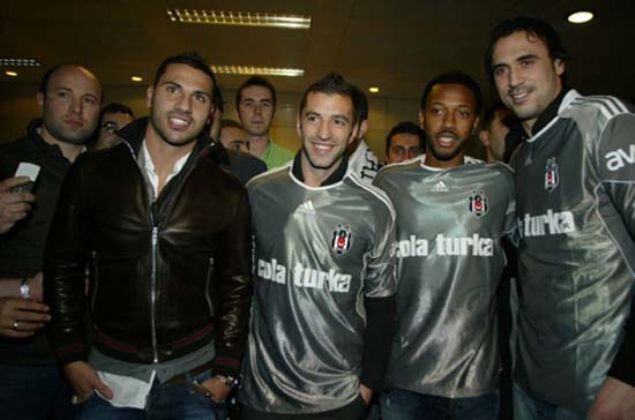                                                                 Devre arasnda 3 Portekizli oyuncu geldi: Almeida, Fernandes ve Simao. Q7 ile birlikte Portekiz etesi olarak anlmaya balayan bu oyuncular da Beikta'a derman olamad. Sezon sonunda ampiyon Fenerbahe'nin 28 puan gerisinde 5. oldular.                                                          