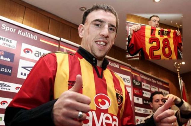                                                                 Ligde Fenerbahe ampiyon olurken, Trkiye Kupas finalinde Galatasaray, sar-lacivertlileri 5-1 malup etti. Anelka, kendisinden bekleneni veremese de Kadky'de geirdii bir buuk sezonda takm iin nemli bir isim oldu. Giderken de Fenerbahe'ye para kazandrd. Galatasaray'da sadece yarm sezon kalan FerraRibery lakapl oyuncu ise 100 bin Dolarlk alacan tahsil edemeyince szlemesini tek tarafl fesh etti ve Marsilyaya bedava imza att. Sonrasn biliyorsunuz...                                                          