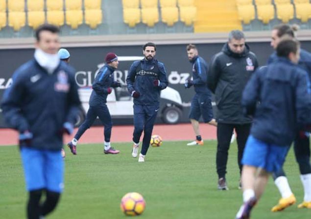                                                                 Transfer dneminin kavga karan ismi Mehmet Ekici oldu. Beikta ve Fenerbahe'nin kadrosuna katmak istedii futbolcu, Fenerbahe'ye gitmek istedi, Trabzonspor izin vermedi, Mehmet Ekici de Beikta'a gitmeyi kabul etmeyince milli futbolcu sezon sonuna kadar kadro d brakld. Kanarya, teknik direktr Advocaat'n isteine ramen ocak ayn tek transferle tamamlad. Zorya'dan gelen Karavayev, hayalet gibi gelip geti... Galatasaray ise kadrosuna PAOK'tan Garry Rodrigues ve Genlerbirlii'nden Ahmet alk' katt. Bu oyuncular, Aslan'n derdine derman olamad.  <br><br>       (SKORER)                                                   