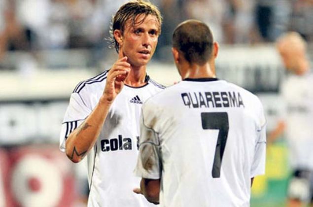                                                                 PORTEKZ ETES KURULDU<br><br>  2010/2011 sezonuna Quaresma ve Guti transferiyle balayan Beikta, sezon ncesi spor sayfalarnn manetlerini ssledi. Ligin ilk yarsnda ortaya kan tablo ise hsrand. Kara Kartal, lider Trabzonspor'un 14 puan gerisindeydi. Bakan Demirren, areyi kadroya yeni yldzlar katmakta buldu.                                                          