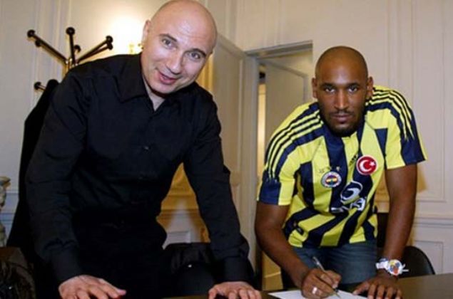                                                                 ANELKA VE BONUSU RBERY!<br><br>  2005/2006 sezonunun devre arasna Fenerbahe'nin Anelka transferi damga vurdu. Gnlerce sren grmelerin ardndan 'Ha geldi, ha gelecek' denen Anelka, stanbul'a indi. Anelka, 31 Aralk'ta imzay atarken; Galatasaray da ayn gn bir baka Fransz futbolcuyu transfer etti. Fenerbahe'nin transferinin yannda ismi snk kalan ve 'Anelka'nn bonusu' olarak adlandrlan Metzli Franck Ribery, sar-krmzl formay giydi.                                                          
