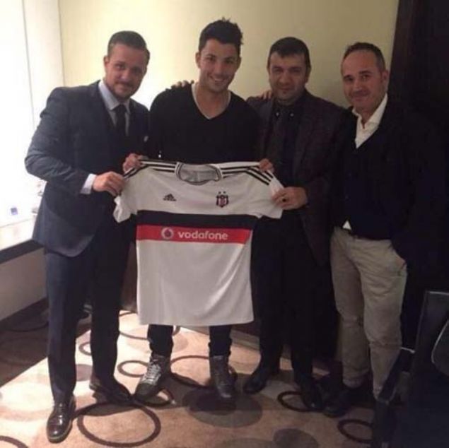                                                                 Bonservisi Hamburg'ta olan Tolgay, Trabzonspor ve Beikta arasnda transfer savana neden oldu. 2 haftalk srete nce Beikta'la sonra Trabzonspor'la anlaan futbolcu, son kararn siyah-beyazllardan yana kulland. Trabzonspor Bakan brahim Hacosmanolu ve teknik direktr Ersun Yanal ile fotoraf bile ektiren Tolgay'n Beikta'a imza atmas Karadeniz ekibinde byk tepkiye sebebiyet vermiti. Tolgay Arslan, att golle Beikta'n Liverpool'u Avrupa Ligi Son 32 Turu'nda elemesinde byk pay sahibi oldu.                                                          