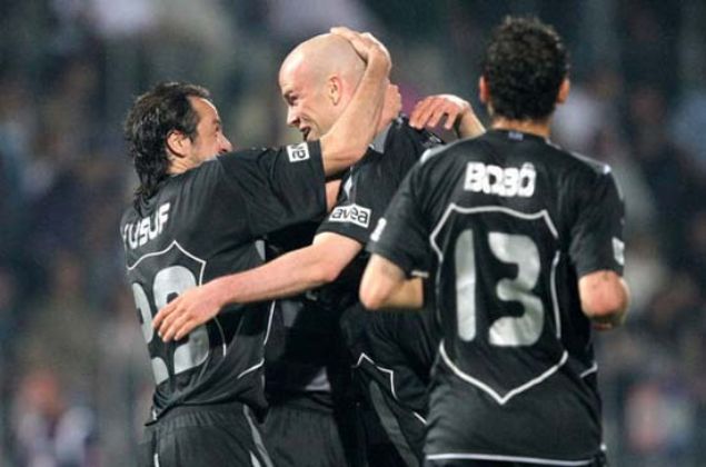                                                                 Yusuf ve Ernst'in transferi takmn zerinde adeta sihirli denek etkisi yapt. Yllardr bir trl potansiyelini ortaya koyamad iin eletirilen Yusuf, gol yollarnda kilidi aarken; Alman Ernst, takmn savunmasn toparlad. Ligin ikinci yarsnda sadece 1 ma kaybeden Beikta, Sivasspor'un 5 puan nnde zlemini ektii ampiyonlua kavutu.                                                          